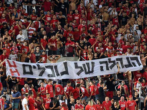 "היינו הרבה יותר טובים מבני יהודה". שחקנים בהפועל לאחר המשחק (צילום: ברני ארדוב)