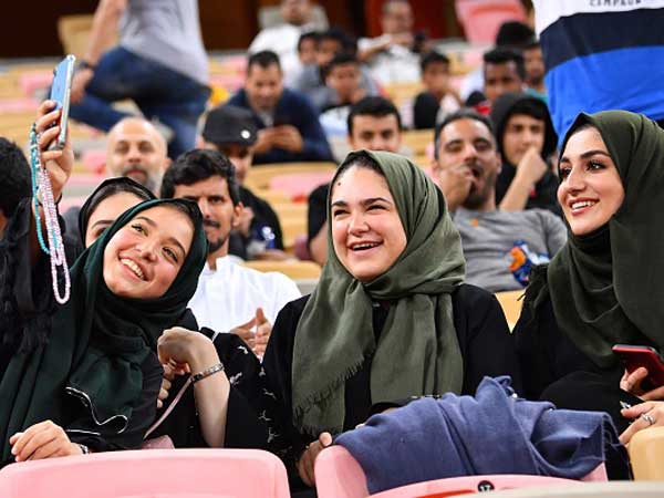 חגיגה בערב הסעודית, נשים באצטדיון ללא כיסוי פנים (getty)