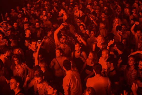 בדרך לרייב עוצרים במשחק של בארסה (Getty)