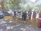 צפו: מפגינים חסמו את רכבו של משה דמאיו