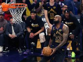 "בגיל 41?!". לברון (מתוך הרשתות של הלייקרס)