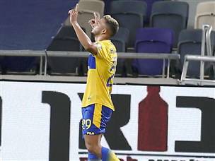 אלמוג הכפיל עם בעיטה חזקה לקורה ופנימה (אלן שיבר)