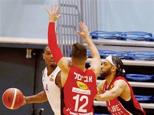 קלארק. היה קרוב לטריפל-דאבל (מנהלת הליגה)