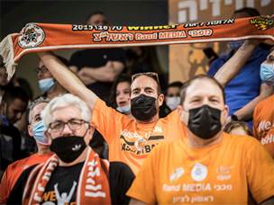 הכתומים ביציעים. (מנהלת הליגה,  עודד קרני)