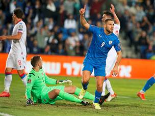 שון וייסמן חוגג את השני. לפרקים, נדמה היה שישראל בדרך לטיול (אלן שיבר)