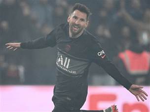 ליאו מסי חוגג. עף מעל העיר (Getty)