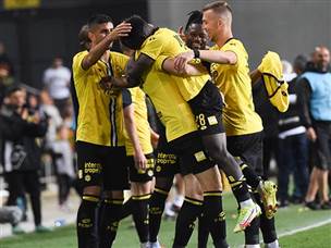 שחקני מכבי נתניה חוגגים. 15 דקות נהדרות (ברני ארדוב)