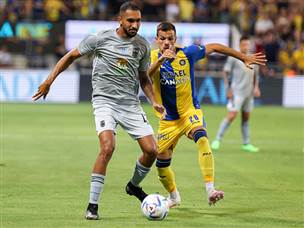 אריס לחצה אבל היתה אפורה, כמו המדים שלה (צילום: דני מרון)