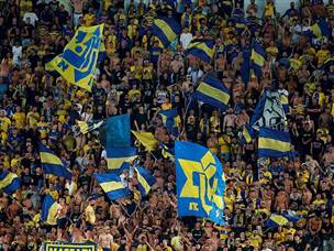 הקהל הצהוב דחף את שחקניו בבלומפילד (אלן שיבר)