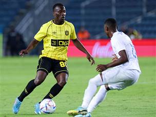 כשכל הליגה על הגב (צילום: דני מרון)