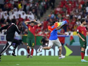 האוהד שפרץ למגרש (Getty)