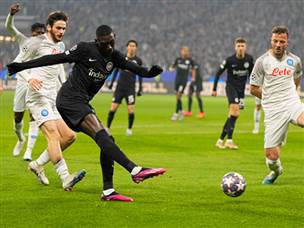 קולו מואני ביצע עבירה לא מכוונת, אך אגרסיבית, והורחק (Getty)