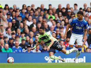 הגנת אברטון עשתה חיים קשים למוליכה (Michael Regan/Getty Images)