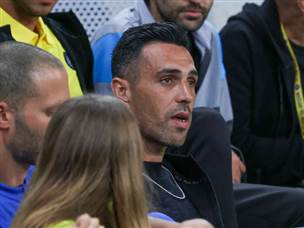 צפה מהיציע. זהבי (דני מרון)