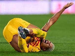 רגע שעוד ידובר עליו רבות. אראוחו לאחר העבירה ברחבה (GETTY)