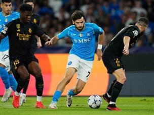 הדחיפה מהיציעים לא הספיקה לנאפולי (Getty)