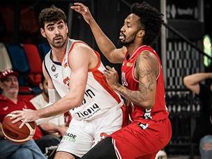 שתי קבוצות שבאו לשחק כדורסל (עודד קרני)