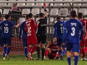 שני כרטיסים אדומים (מאור אלקסלסי)