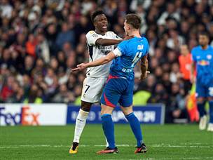 העצבים שלטו ו-ויניסיוס ניצל מכרטיס אדום (GETTY)