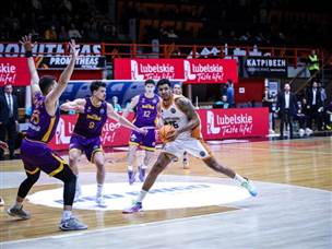 פפרומיתיאס חזרה ברבע האחרון (FIBA)