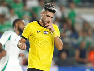 התקשה מול השער. שבירו (אלן שיבר)