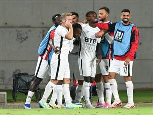 חדרה חגגה ראשונה (ברני ארדוב)