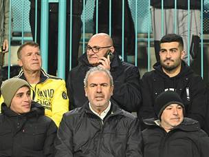 אבו פאני צפה מהיציע (ברני ארדוב)