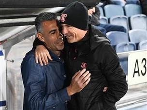 המאמנים מתחבקים (ברני ארדוב)