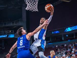 אבל לנבחרת לא היו תשובות ליאניס (FIBA)