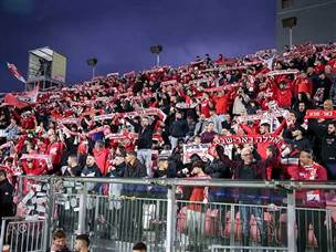 הקהל האדום נהנה באיצטדיון בראל (מאור אלקסלסי)