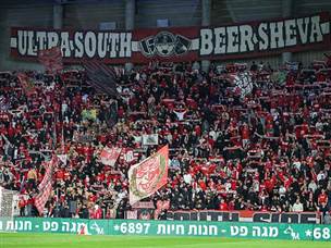 עם הקהל הביתי בטרנר (צילום: קובי אליהו)