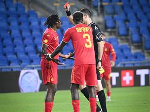 דיאקיטה הורחק לאחר שני צהובים תוך שתי דקות (ברני ארדוב)