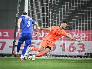 הפנדל הוחמץ אך הריבאונד כבר מצא את הרשת (קרדיט: ברני ארדוב)