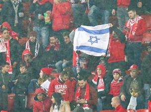 והגיע לתמוך למרות הגשם השוטף (דני מרון)