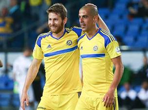 בן חיים חוגג עם ייני. 13 שערי ליגה לחלוץ (דני מרון)