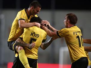 ובבית"ר גם ידעו לפרגן לפול אדגר על כדור עומק פשוט נפלא (אלן שיבר)