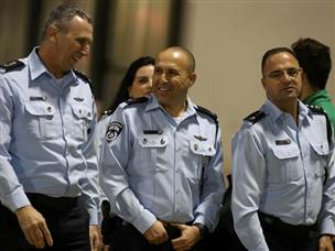 לפחות לא הייתה להם יותר מדי עבודה הערב. השוטרים באיצטדיון (אלן שיבר)