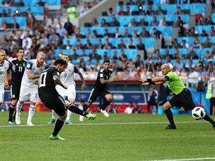 מסי ניגש לבעוט את הפנדל, למרות שבמהלך הקריירה החמיץ לא מעט כאלו (getty)