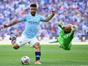 אגוארו בדרך לשער. שכח מהמונדיאל הקשה (GETTY)