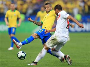 דני אלבס. שבר בצורת ארוכה במדים הלאומיים (Getty Images)