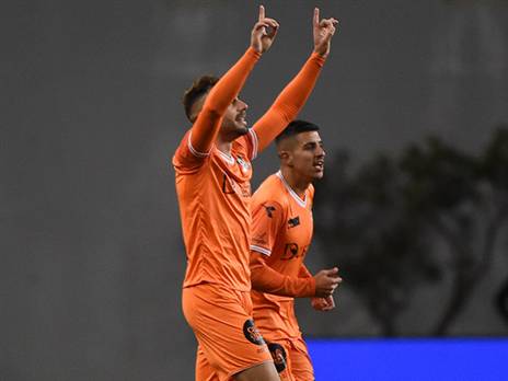 "מאמין שנישאר בליגה". שחקני נס ציונה חוגגים נגד ק"ש (צילום: ברני ארדוב)