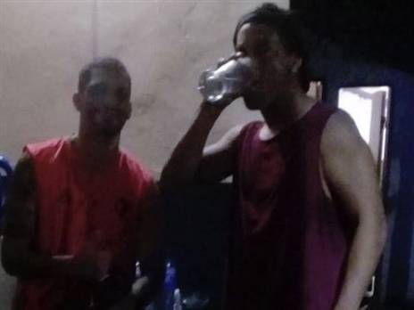 אוכל את האוכל שעורכי הדין מביאים לו