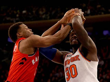 לא יריבו על הפרקט בזמן הקרוב. קייל לאורי וג'וליוס רנדל מהראפטורס והניקס, שתיים משבע הקבוצות שחייבות בבידוד(GETTY)