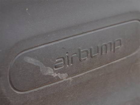 צלקות חניה. טוב שכריות האוויר מגוננות על הדלתות