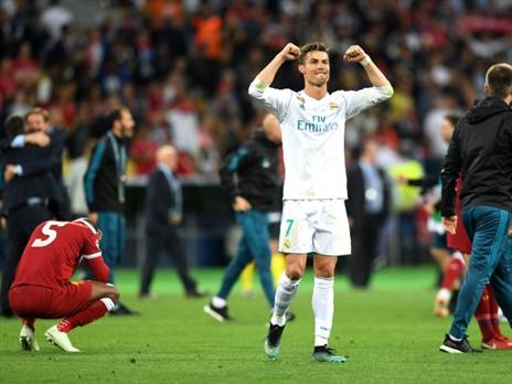 איך ההיסטוריה הייתה נראית אם הוא היה לובש את מדי ליברפול? (GETTY)