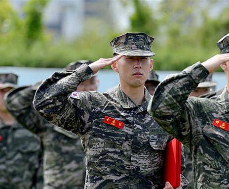 גם סון לא הצליח להמנע מהגיוס בארצו. (GETTY)