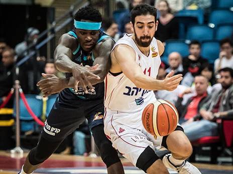 גם עבורו הבידוד לא נוח. טימור (דני מרון)