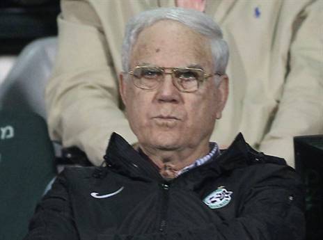 האוהדים של הפועל חיפה מאשימים את יעקב שחר (אלן שיבר)