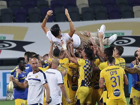 שחקני מכבי מרימים את איביץ' אחרי עוד אליפות (דני מרון)