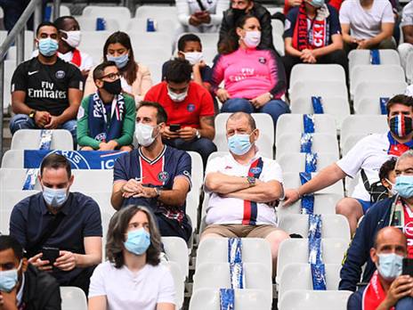 כמה מאות אוהדים נכנסו ליציעים (getty)